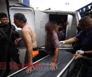 Los privados de libertad fueron trasladados en una ambulancia del Instituto Nacional Penitenciario. Foto: Emilio Flores / EL HERALDO.