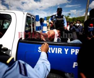 Los pasajeros entregaron a los presuntos ladrones a los miembros de la Policía Nacional. Foto: Emilio Flores/EL HERALDO.