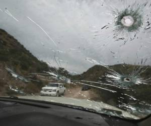 6 de noviembre. Los impactos de bala en los vehí­culos en los que los miembros de la familia extendida LeBarón viajaba en un camino sin pavimentar en la frontera de los estados de Sonora y Chihuahua, México. Foto: AP.