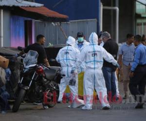 Un agente de Inspecciones Oculares recolectó las evidencias en la escena del crimen, mientras los compañeros de García Velásquez contemplaban lo ocurrido en el mercado Zonal Belén, en Comayagüela.