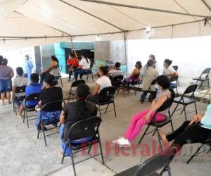 Las atenciones en los centros de triaje se mantienen con 200, 300 o más pacientes. En la última semana mantuvieron denuncias por la falta de pruebas rápidas. Foto: El Heraldo