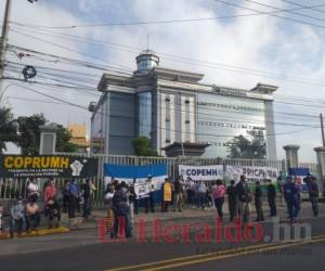 Las protestas continuaron gran parte de la mañana frente al Inprema sin recibir alguna respuesta por parte de las autoridades. Foto. Alex Pérez | EL HERALDO.