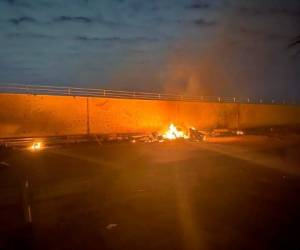 En esta imagen, distribuida por la oficina de prensa del primer ministro de Irak, se muestra un vehículo en llamas en el aeropuerto internacional de Bagdad tras un ataque aéreo, en Bagdad, el 3 de enero de 2020. (Oficina de prensa del primer ministro de Irak vía AP)