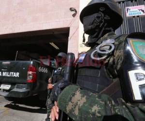 Miembros de la Policía Militar del Orden Público permanecen en los portones de la Atic. Fotos Estalin Irías/ Alex Pérez.