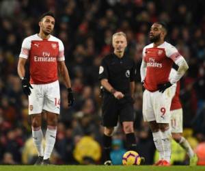 El delantero del Gabón, Pierre-Emerick Aubameyang y el delantero francés del Arsenal, Alexandre Lacazette, reaccionan mientras se preparan para comenzar de nuevo después de conceder su segundo gol durante el partido de fútbol de la Premier League inglesa entre el Manchester City y el Arsenal en el Estadio Etihad en Manchester.
