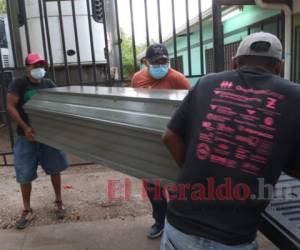 Los familiares retiraron de la morgue el cuerpo de Jorge Fernández. Foto Estalin Irías| EL HERALDO