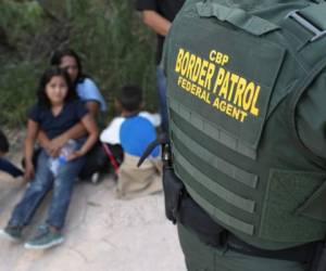 La controversia se vio alimentada por imágenes de las familias siendo retenidas en lugares divididos con cercas de alambre que dan la impresión de jaulas. Foto: AFP