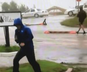 Reportero de Weather Channel es acusado de fingir su lucha contra el viento en el huracán Florence. Fotos Twitter