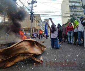 Decenas de personas protestaron este miércoles en el centro de Tegucigalpa. (Fotos: Alejandro Amador / EL HERALDO)