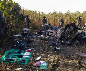 Imágenes difundidas por el Ejército muestran los restos del avión en una zona de cultivos de maíz, algunos incinerados por el fuego, además de armas de fuego, teléfonos celulares y los paquetes de droga. Foto: AFP