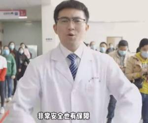 Este video, con el insistente estribillo de 'vacúnate rápido', fue subido a las redes sociales por el Ministerio de Salud de la provincia de Sichuan (suroeste), y ha recibido muchos miles de 'Me gusta'.