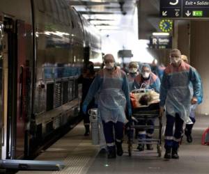 Dos meses después de la detección de sus primeros casos, Europa confronta el colapso de los servicios de cuidados intensivos, ya al límite de sus capacidades. Foto: AFP