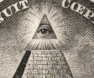 La figura de un ojo encerrado en una pirámide ha sido objeto de intriga y misterio, siendo atribuido como símbolo de supuesta élites que controlan el mundo. No obstante, este ícono figura desde la edad antigua. Aquí te explicamos sus orígenes y significados.