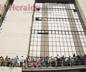 personas haciendo tramites hoy 17/05/05 en el nuevas oficinas del regstro nacional de las personas.