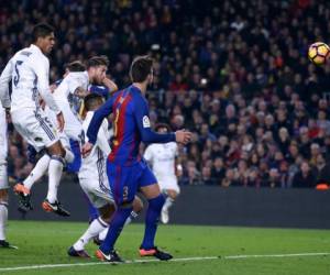 Sergio Ramos con este remate de cabeza ha sentenciado el empate para el Real Madrid en el clásico. Foto: Agencia AP