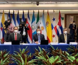 El secretario de Finanzas, Marcos Midence; Dante Mossi, presidente del BCIE, y el presidente Juan Orlando Hernández, en la asamblea.