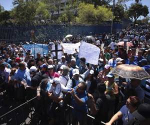 Partidarios del presidente salvadoreño Nayib Bukele protestan contra los legisladores frente al Congreso en San Salvador, El Salvador. Fotos: AP.