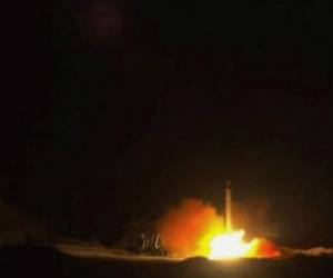 Una imagen del pasado 8 de enero que muestra a un cohete iraní siendo disparado hacia una base de Irak que alberga a soldados de Estados Unidos. Foto AFP