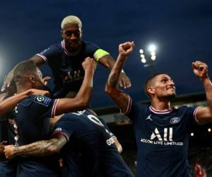 El delantero francés del Paris Saint-Germain Kylian Mbappé celebra con el defensa francés del Paris Saint-Germain Presnel Kimpembe. Foto:AP