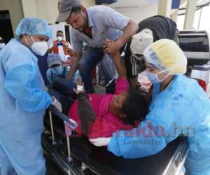 Momento en que las mujeres heridas son ingresadas el máximo centro asistencial. Foto Marvin Salgado| EL HERALDO