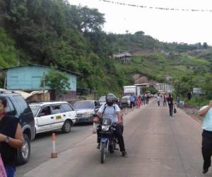 Los usuarios del transporte público tuvieron que bajarse de las unidades para poder llegar a sus trabajos. Foto: Edwin Ordoñez/EL HERALDO