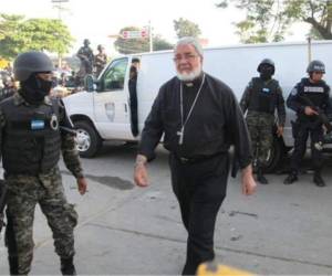 Monseñor Rómulo Emiliani ingresó al centro penal de San Pedro Sula a eso de las 8:30 AM.