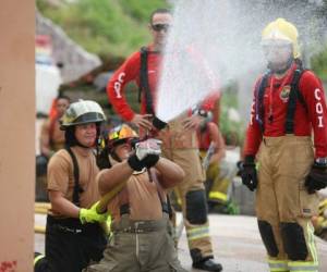 Momento en que los bomberos son entrenados por hómologos del Distrito Federal de Brasil. Foto: EfraÍn Salgado/EL HERALDO