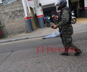 Agentes de la Policía Militar del Orden Público acordonaron la zona. Foto Jimmy Argueta| EL HERALDO