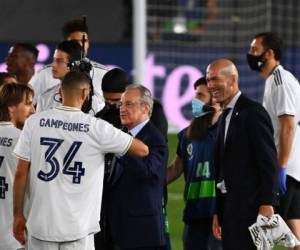 Florentino Perez felicitó a los jugadores y a Zidane tras ganar la copa. Foto: AFP