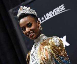Así posó la nueva Miss Universo con su corona. Foto AFP