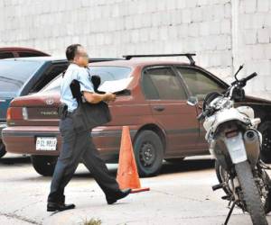 Uno de los oficiales de la Policía Nacional que llegaron ayer al Comando de Apoyo Logístico a dejar sus implementos.