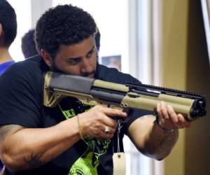 Las leyes sobre la libre venta de armas en Estados Unidos ha tenido unos días díficiles tras los diversos tiroteos que se han registrado en los últimos días. Foto: AFP