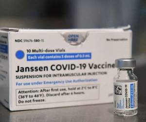 Las autoridades creen que la vacuna de J&J conlleva un mayor riesgo de desarrollar un tipo de coagulación sanguínea poco frecuente pero grave que se da sobre todo en mujeres. FOTO: AFP