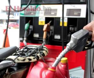 La gasolina superior se cotiza a 99.77 lempiras por galón, la regular a 91.33 y el diésel a 84.71. Foto: EL HERALDO