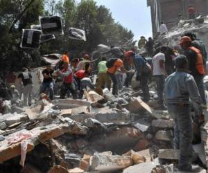 En Ciudad de México funciona un sistema de alarmas que se activa un minuto antes del sismo, pero periodistas de AFP dijeron que esta vez se escuchó la alarma al mismo tiempo que sintieron el temblor. Foto: AFP