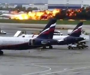 El avión de Aeroflot que se incendió en el aeropuerto Sheremetyevo en Moscú. Foto tomada de un video tomado por el usuario de Instagram @artempetrovich. (Foto: AP)