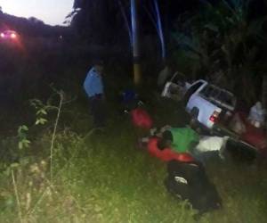 El carro tipo pick-up en el que viajaban los fallecidos fue a caer a un lado de la carretera CA-13.