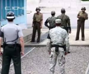 Las fuerzas armadas de Corea del Sur dijeron que cuatro soldados norcoreanos utilizaron pistolas y fusiles AK para dispararle.