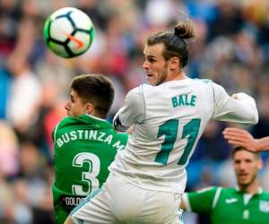 El delantero galo del Real Madrid Gareth Bale cabecea el balón con el defensa español de Leganés Unai Bustinza. Foto AFP