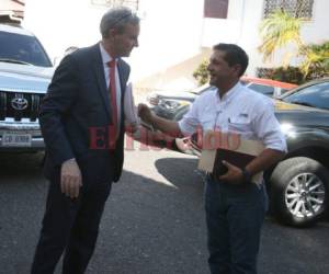 El embajador de España en Honduras, Guillermo Kirkpatrick de la Vega, recibió a cada uno de los representantes. Foto Efraín Salgado/EL HERALDO