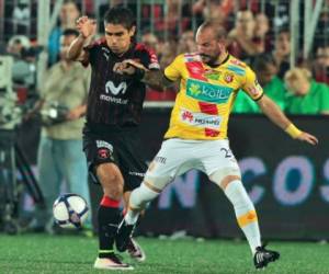 Jorge Claros en acción en la final de ida en el Morera Soto. Foto: Liga Deportiva Alajuelese.