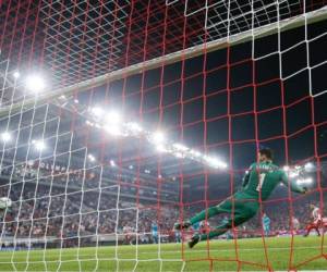 Harry Kane facturó impecable un penal a los 26 minutos tras un torpe barrida de Yassine Meriah. Foto: AP.