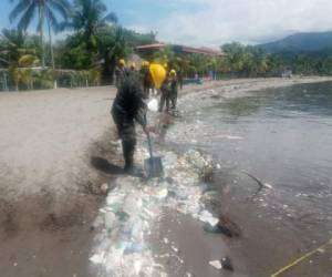 Personal de la Fuerza Naval de Puerto Cortés se ha sumado a las labores de limpieza de las playas en la Bahía de Omoa.