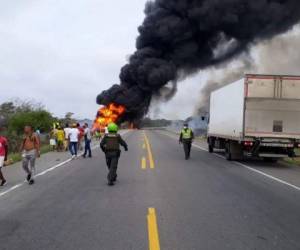 Las personas que murieron calcinadas se encontraban tomando gasolina del camión cisterna cuando estalló.