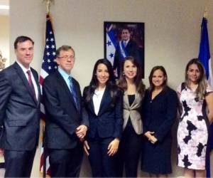 Thad Servi, Peter Ibister, Massiel Silva, Alexandra Vásquez y Barbara Vásquez junto a la cónsul María Fernanda Rivera.