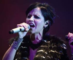 Dolores O'Riordan durante un concierto. Foto AFP