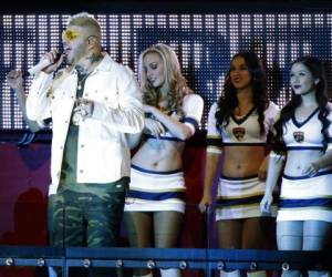 El cantante puertorriqueño Farruko durante su actuación en el segundo tiempo del partido de la NHL entre los Panthers de Florida y los Senators de Ottawa en Sunrise, Florida. Foto: AP.