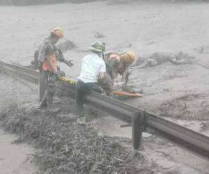 El Instituto Nacional de Ciencias Forenses (Inacif) de Guatemala informó que el número de muertos por la erupción del volcán subió a 121 personas. Foto: Agencia AFP