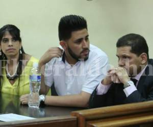 Kevin Solórzano junto a sus abogados defensores, media hora antes de recibir la sentencia condenatoria. Foto Jimmy Argueta/El Heraldo.