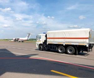 En esta fotografía provista por el Ministerio de Emergencia de Rusia, se ve un camión con ayuda médica que será enviado por avión al Líbano tras la explosión en Beirut, en el aeropuerto Zhukovsky, a las afueras de Moscú. Foto: AP